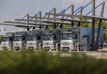 Mercedes-Benz Trucks – messa in funzione dell’eTruck Charging Park a Wörth Einfacher Einstieg in die E-Mobilität Mercedes-Benz Trucks eröffnet Ladepark für Kunden in WörthAn easy gateway to electric mobility: Mercedes-Benz Trucks opens charging park for customers in Wörth