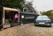 Hyundai inaugura primo hotel al mondo alimentato da Ioniq 5 01-hyundai-car-powered-hotel