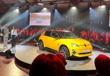 RENAULT 5 È AUTO SVIZZERA DELL‘ANNO 2025 Claudia Meyer_MD_R5_Schweizer Auto des Jahres 2025_2024-12-02_final