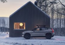 LA NUOVA VOLVO EX30 CROSS COUNTRY – L’AVVENTURIERA COMPLETAMENTE ELETTRICA 339527_Volvo_EX30_Cross_Country_with_Swedish_winter_cabin-