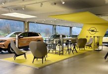 ZentralerAnlaufpunktimneuenShowroomdersthetischundpurinleuchtendemOpel-GelbgestalteteDiscoveryHub.