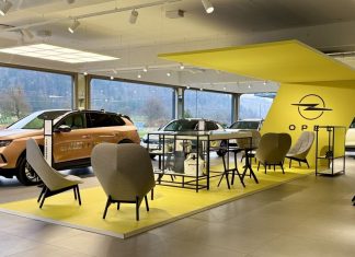 ZentralerAnlaufpunktimneuenShowroomdersthetischundpurinleuchtendemOpel-GelbgestalteteDiscoveryHub.