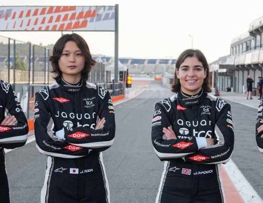 JAGUAR TCS RACING RIBADISCE L’IMPEGNO A LUNGO TERMINE IN FORMULA E J_TCS_Racing_AllDrivers_311025_002