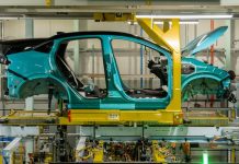 CON LA NUOVA LEAF NISSAN REALIZZA LA FABBRICA DEL FUTURO Nissan LEAF at battery marriage in Trim and Chassis