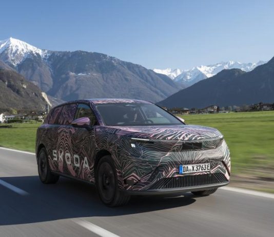 ŠKODA AMPLIA LA GAMMA ELETTRICA DI FASCIA ALTA CON IL NUOVO PEAQ 27_skoda_peaq_covered_drive_81244d49_media_low