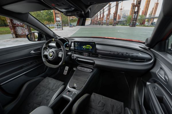 Abarth_600e_Competizione_16