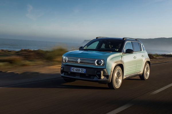 AjJkxLDxk2QY-images-lq-Renault 4 E-Tech electric - Iconic - Hauts-de-France Green