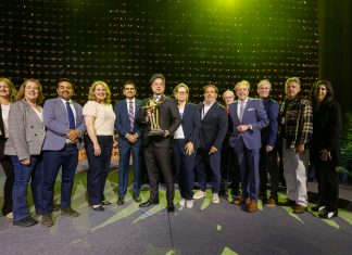 MAZDA_DesignWin_Yoshito Iwauchi_Chief Designer_w_WorldCar_Jurors