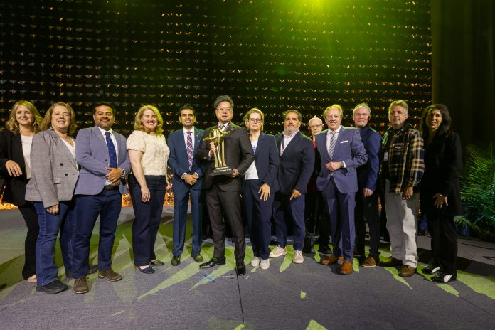 MAZDA_DesignWin_Yoshito Iwauchi_Chief Designer_w_WorldCar_Jurors