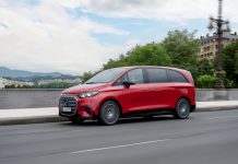 MERCEDES-BENZ VLE – 10 MOTIVI PER CUI LA GRAND LIMOUSINE CAMBIA PASSO The all-new electric Mercedes-Benz VLE