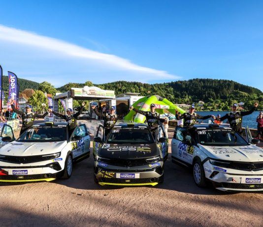 ADAC OPEL GSE RALLY CUP – IOAN LLOYD FESTEGGIA LA PRIMA VITTORIA Ioan Lloyd festeggia la sua prima vittoria nella ADAC Opel GSE Rally Cup