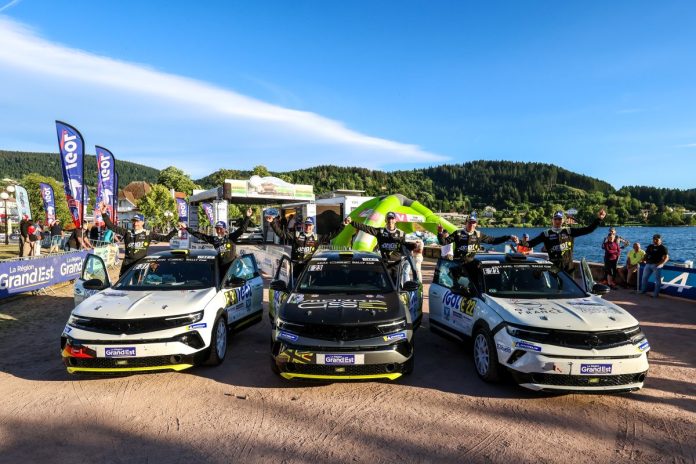 IoanLloydfesteggialaprimavittorianellaADACOpelGSERallyCup Ioan Lloyd festeggia la sua prima vittoria nella ADAC Opel GSE Rally Cup