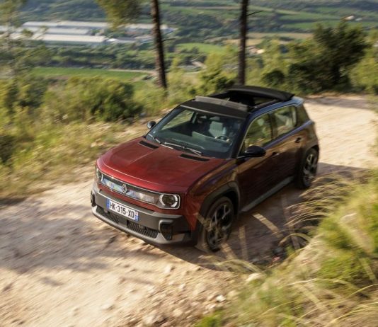 RENAULT 4 «PLEIN SUD®» – LA PROVA SULLE STRADE SOPRA BARCELLONA Essais presse Renault 4 E-Tech electric plein sud dans la région de Barcelone