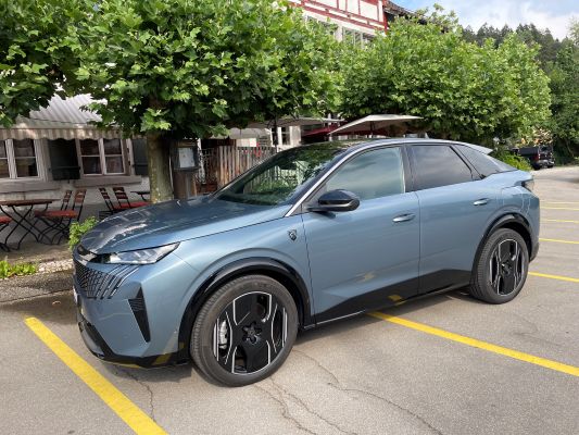 PEUGEOT E‑3008 DUAL MOTOR: ELETTRICO, INTEGRALE, SORPRENDENTEMENTE MODERNO Peugeot E-3008 Dual Motor