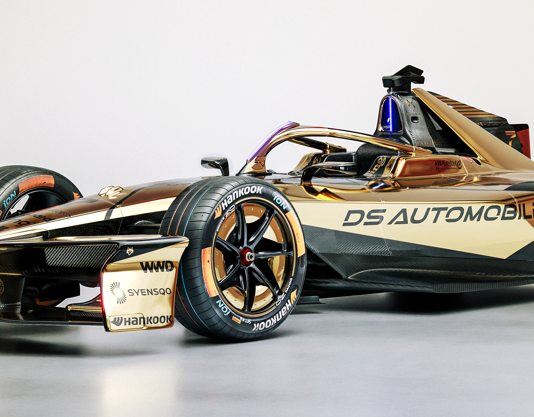 DS AUTOMOBILES SALUTA LA FORMULA E A LONDRA At this final weekend of the season, German driver Maximilian Günther and his British team-mate Taylor Barnard will take the wheel of an exclusive DS E-TENSE FE25 with a detailed gold livery especially created for DS Automobiles and PENSKE AUTOSPORT’s final event