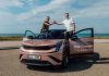 ŠKODA PEAQ – RECORD DI AUTONOMIA CON 936 KM SENZA RICARICARE Marek Jež (a sinistra) e Jakub Krs (a destra), collaboratori di Škoda Auto si sono alternati al volante dell'auto che ha stabilito il record.