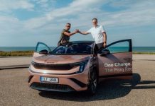 ŠKODA PEAQ – RECORD DI AUTONOMIA CON 936 KM SENZA RICARICARE Marek Jež (a sinistra) e Jakub Krs (a destra), collaboratori di Škoda Auto si sono alternati al volante dell'auto che ha stabilito il record.