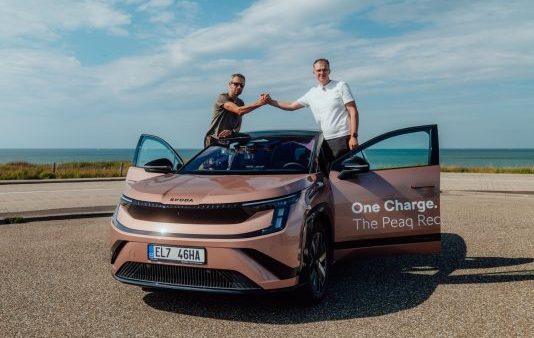 ŠKODA PEAQ – RECORD DI AUTONOMIA CON 936 KM SENZA RICARICARE Marek Jež (a sinistra) e Jakub Krs (a destra), collaboratori di Škoda Auto si sono alternati al volante dell'auto che ha stabilito il record.