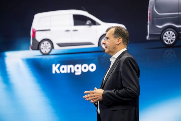 Jan Ptacek illustra la nuova gamma LCV Renault alla IAA 2026.