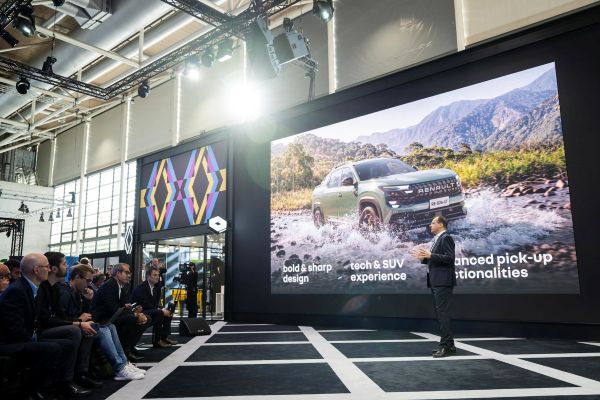 Zakaria Zeghari presenta il nuovo pick up Renault e le sue funzionalità avanzate.