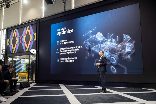 Zakaria Zeghari, VP Sales & Marketing LCV, introduce il programma Renault Uptimize per la gestione intelligente delle flotte.