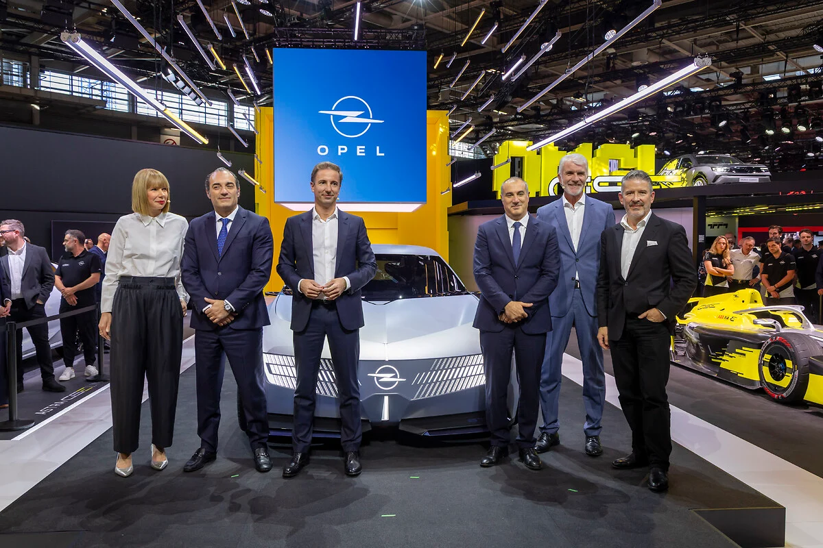 Opel STX Concept prima mondiale al Mondial de Paris.
