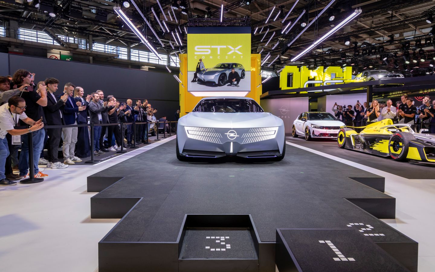 Opel STX Concept prima mondiale al Mondial de Paris.