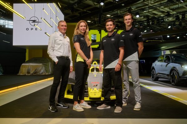 Joerg Schrott, Sophia Floersch, Mitch Evans, Theo Pourchaire - da-s.